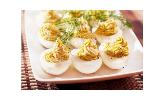 Faszerowane jajka z prażonym sezamem i rzeżuchą